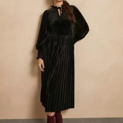 EVERBELLE Black Velvet High Neck Dress 18