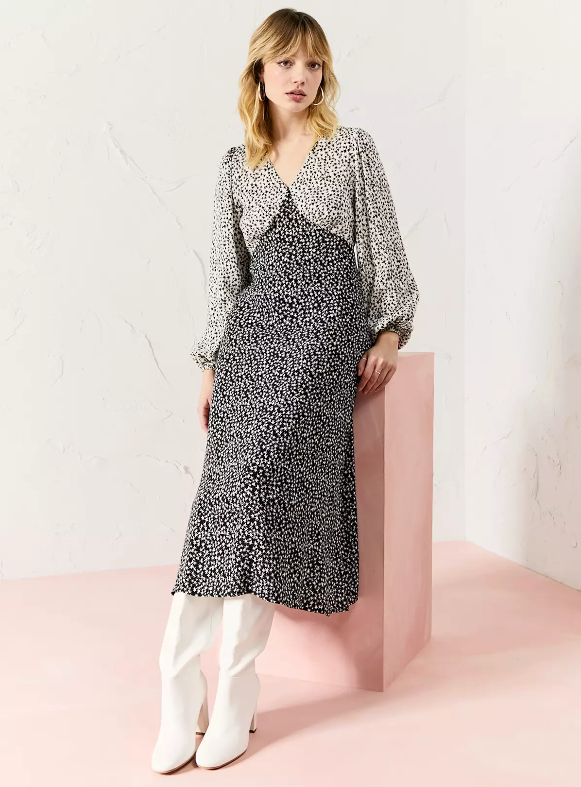 EVERBELLE Star Print Deep V Midi Tea Dress 20 6 EVERBELLE Star Print Deep V Midi Tea Dress 20 - Image 4