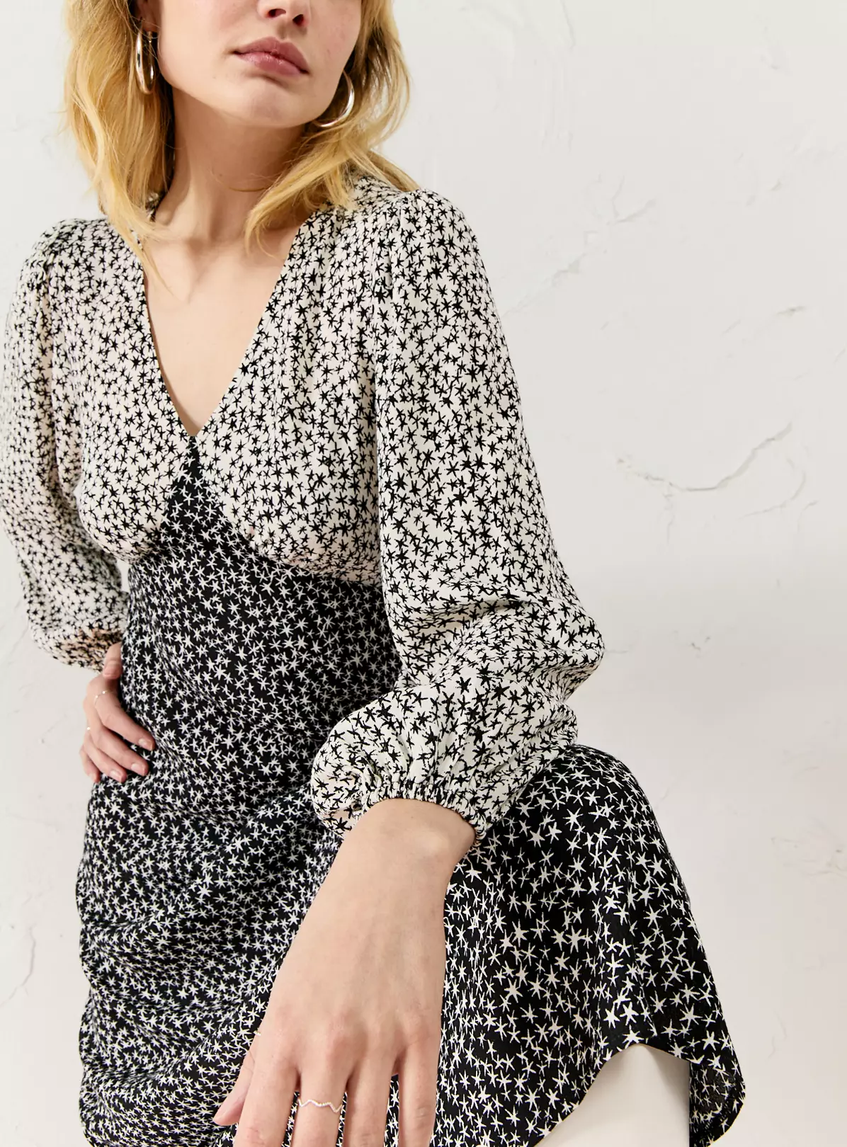 EVERBELLE Star Print Deep V Midi Tea Dress 20 4 EVERBELLE Star Print Deep V Midi Tea Dress 20 - Image 2