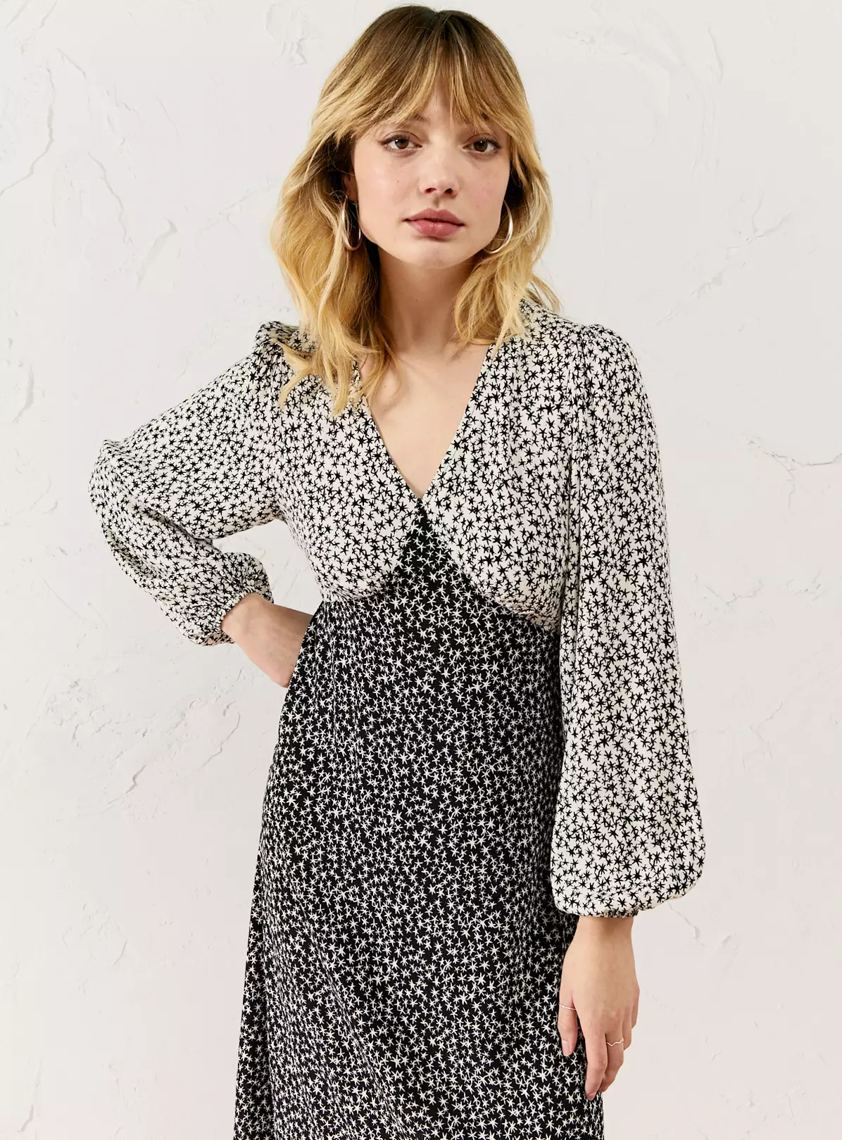 EVERBELLE Star Print Deep V Midi Tea Dress 20 3 EVERBELLE Star Print Deep V Midi Tea Dress 20