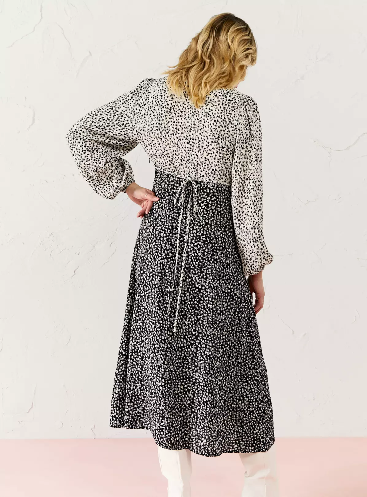 EVERBELLE Star Print Deep V Midi Tea Dress 20 5 EVERBELLE Star Print Deep V Midi Tea Dress 20 - Image 3