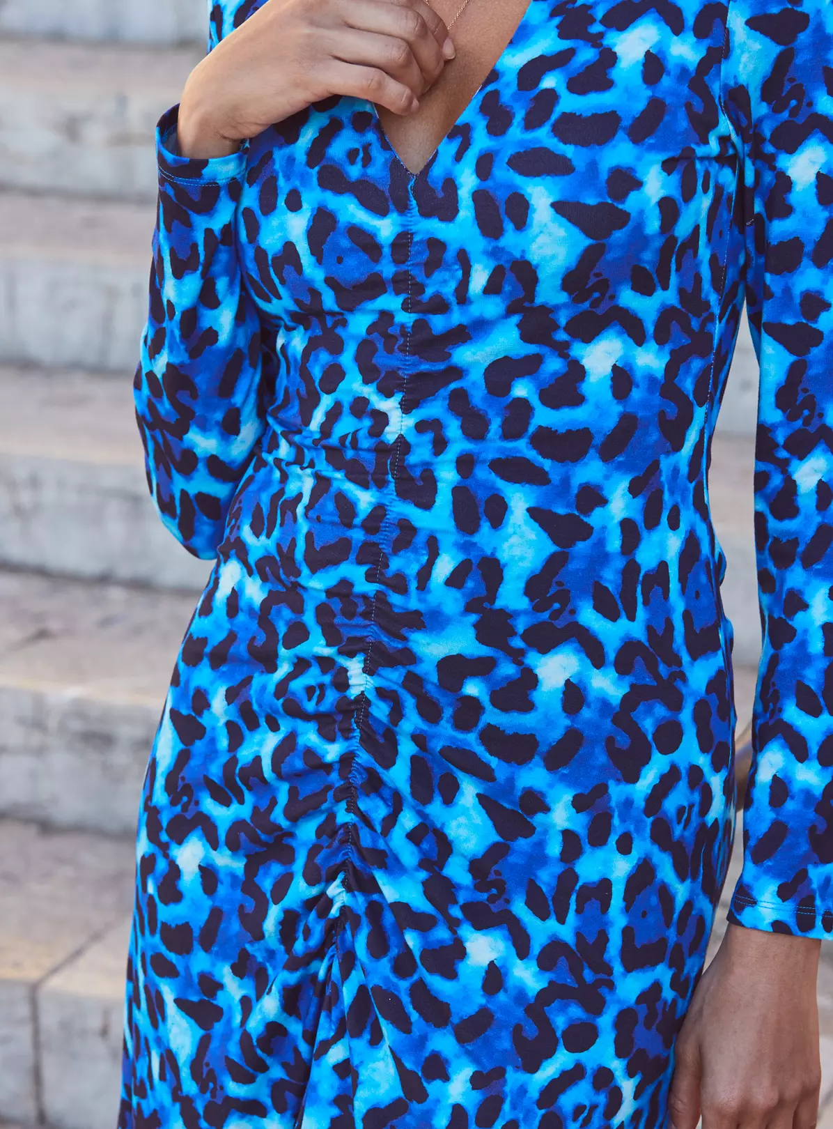 SOSANDAR Blue Animal V Neck Fit And Flare Dress 20 5 SOSANDAR Blue Animal V Neck Fit And Flare Dress 20 - Image 3